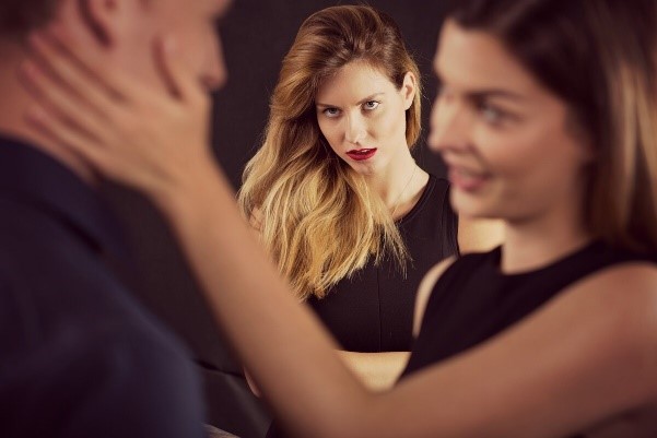 Зависть как форма неполноценности: что выдает завистливого человека