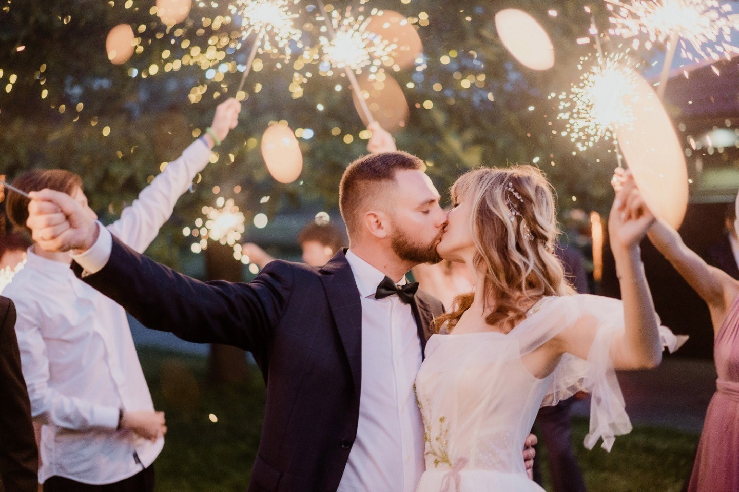 Топ-8 мест, где мужчина может изменить с другой женщиной