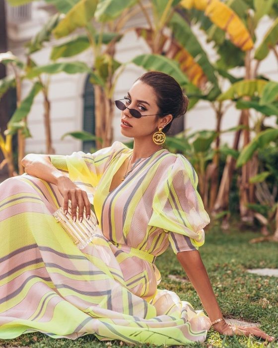 Какое платье выглядит дороже, а какое - дешевле