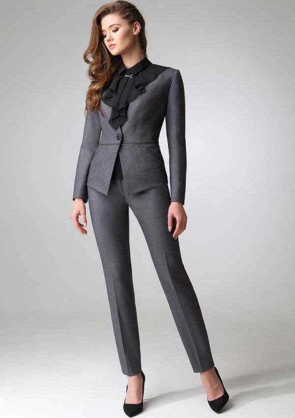 5 нескучных моделей брюк для роскошных женщин