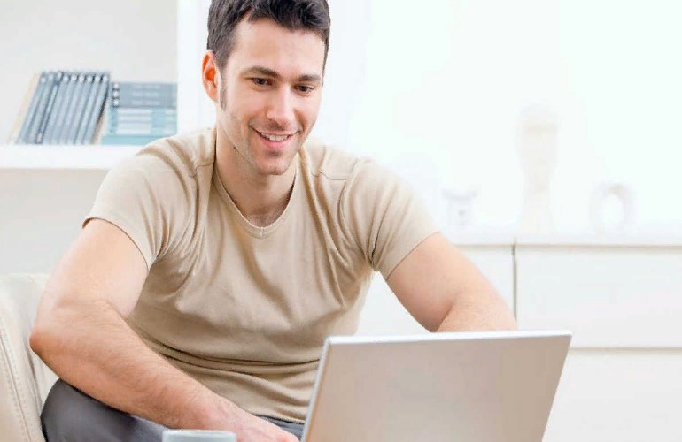 Что делать, если супруг проводит время на сайте знакомств