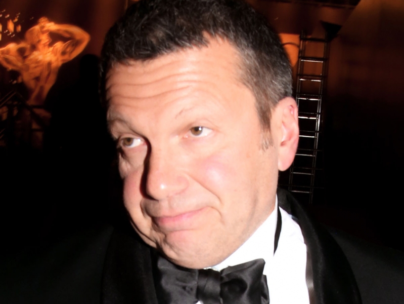 19-летний сын-тусовщик Владимира Соловьева живет с распутной душевнобольной