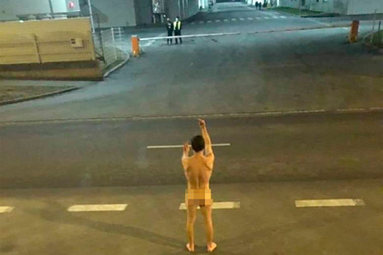 Голый украинец пришел к заводу в Польше в знак протеста