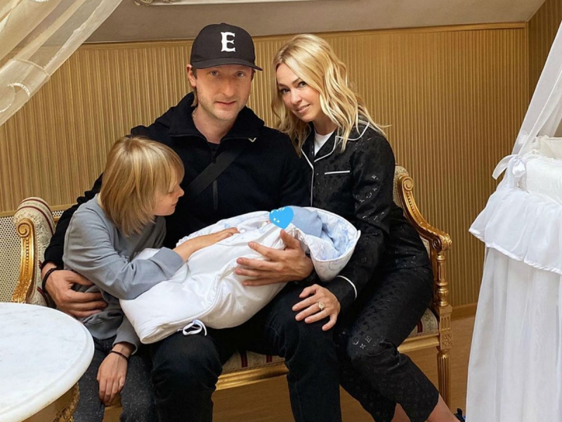 «Губки бантиком»: Рудковская и Плющенко впервые показали лицо сына от сурмамы