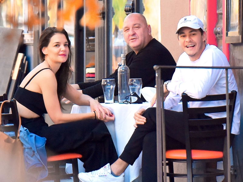 Кэти Холмс выгуливает молодого бойфренда