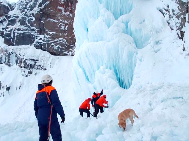 Один человек погиб при обвале льда в Камчатском крае
