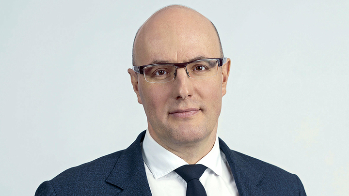 Правительство в 2021 году переведет в электронный формат 100 госуслуг