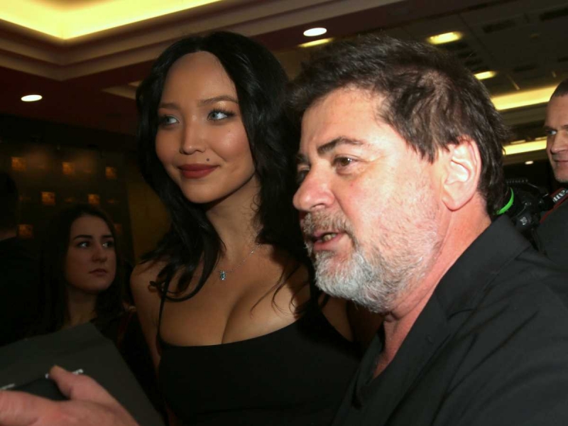 «Словно статуэтка»: молодая жена Цекало устроила откровенную фотосессию на пляже