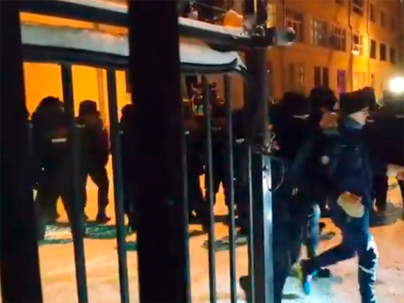 В Москве, Химках, Петербурге и других городах полиция задержала больше 70 сторонников Алексея Навального