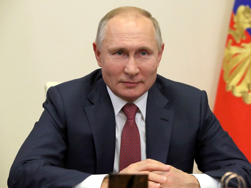 Владимир Путин поручил рассмотреть вопрос о выдаче сертификатов россиянам, привитым от коронавируса