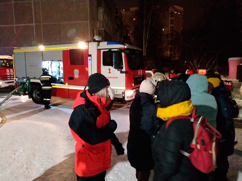 Восемь человек погибли при пожаре в Екатеринбурге. Среди них мать с ребенком, просившая о помощи в соцсетях