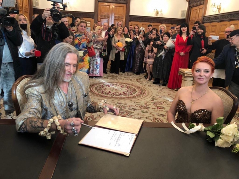 «Джигурда – счастливчик!»: Анисина явилась в ЗАГС в платье с экстремальным декольте