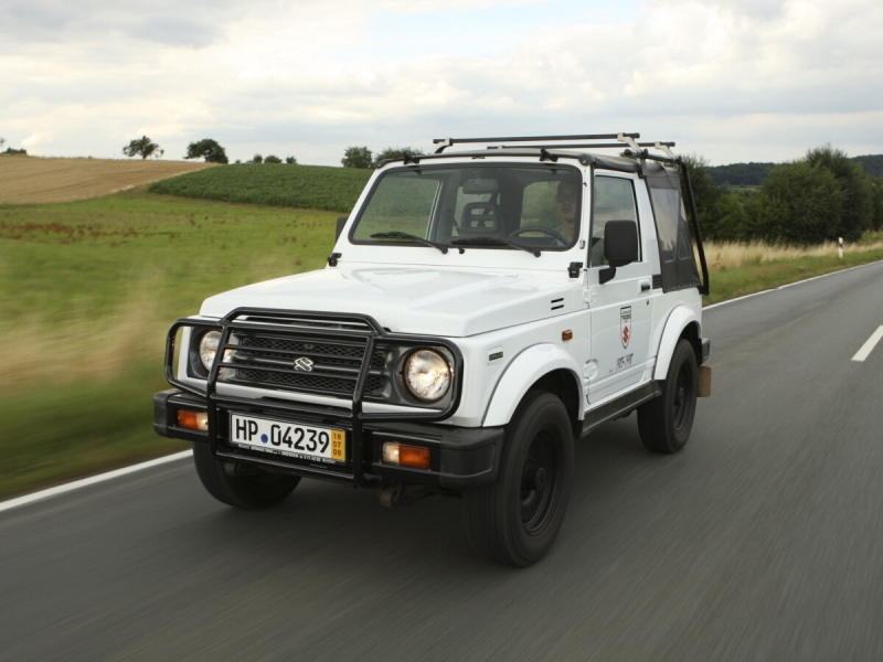 Это удешевленный 6-колесный "Гелик": представлен внедорожник повышенной проходимости на основе Suzuki Jimny