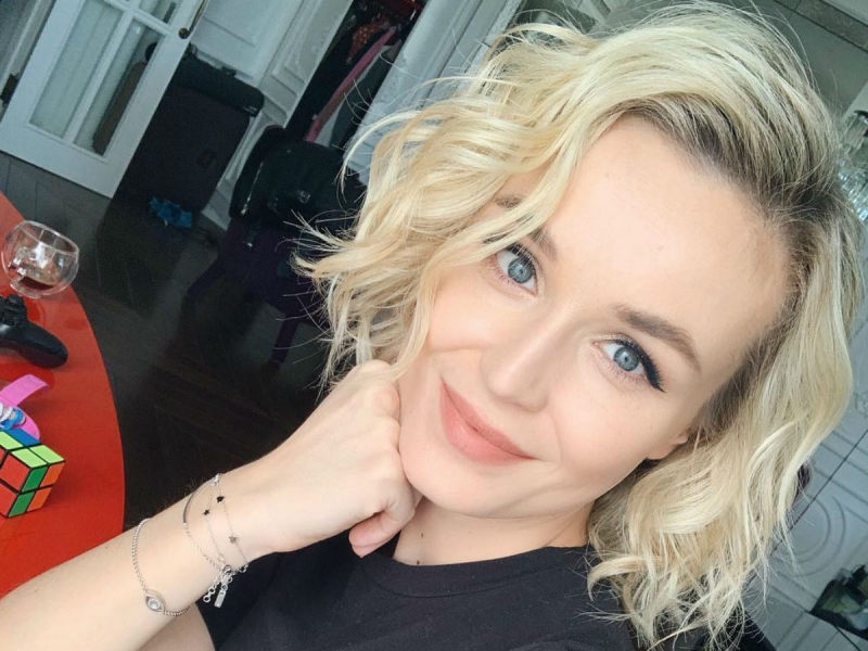 Полина Гагарина стонала в комнате, не обращая внимание на 3-летнюю дочь за стеной