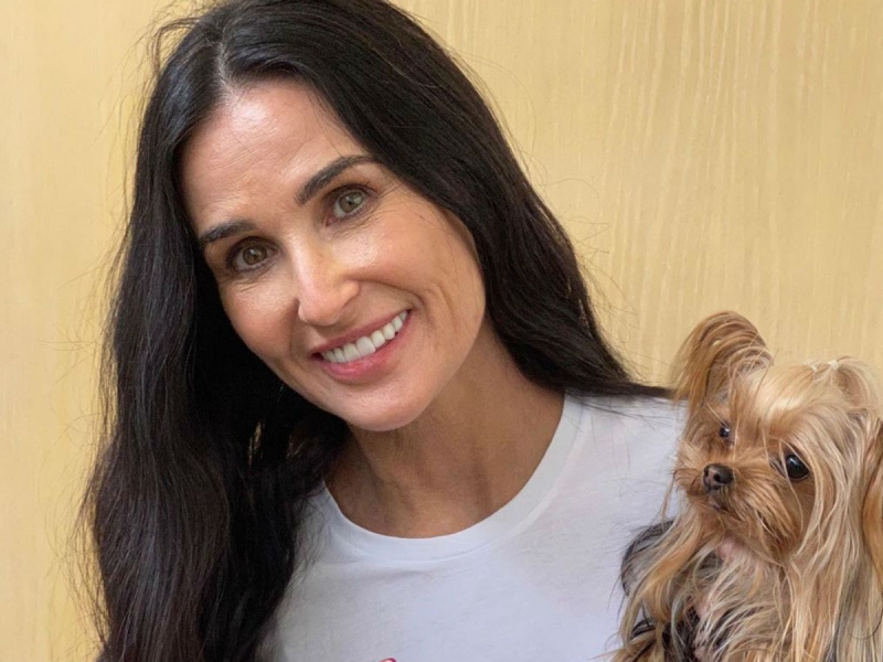 Потерявшая лицо Деми Мур шокировала новым фото