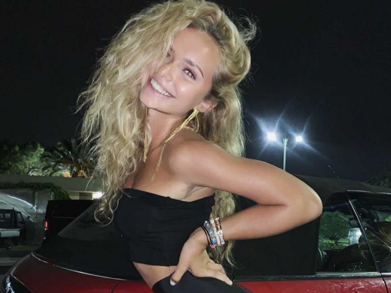 Стешу Маликову с утра заметили с алкоголем в ресторане