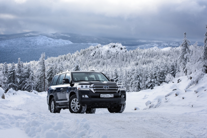 Toyota Land Cruiser 300 2021 показали на неофициальных рендерах