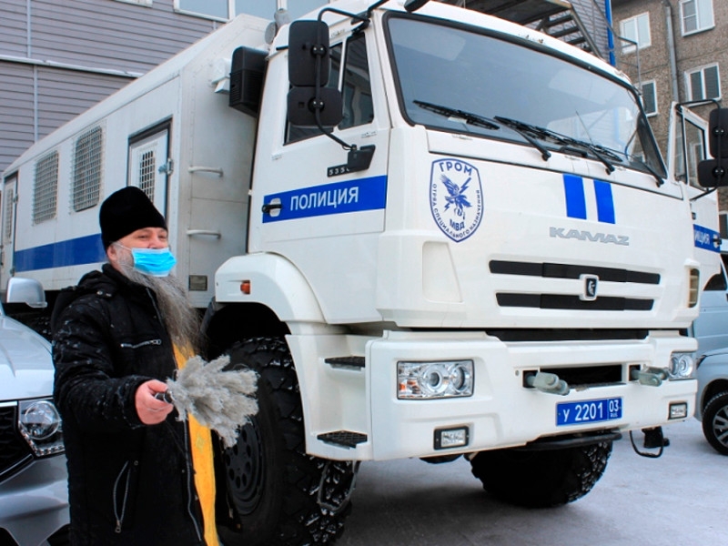 В Улан-Удэ священник провел над автозаком обряд "освящение колесницы"