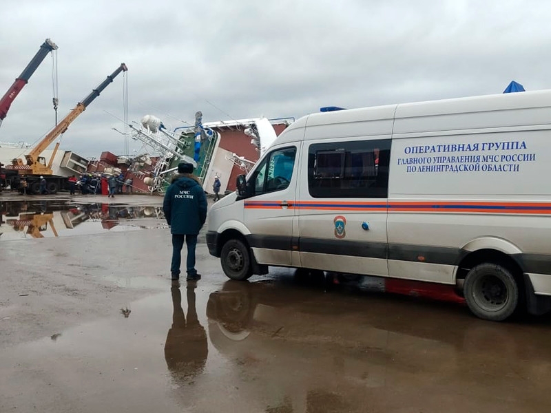 На судоремонтном заводе под Петербургом опрокинулся строящийся траулер