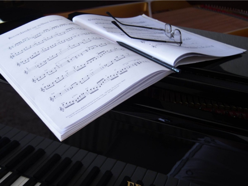 «Отлетела и ударилась о рояль»: за что отец ученицы избил актрису Захарову