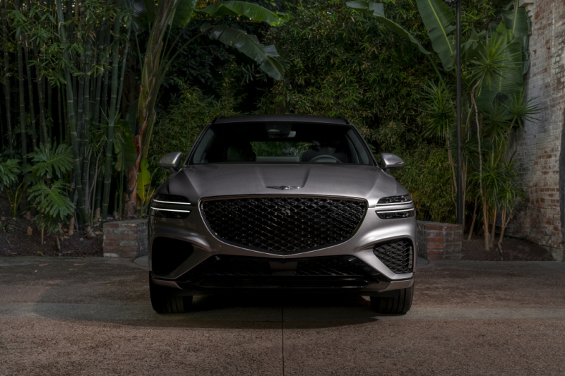 В Сети опубликованы шпионские снимки Genesis GV70е 2022