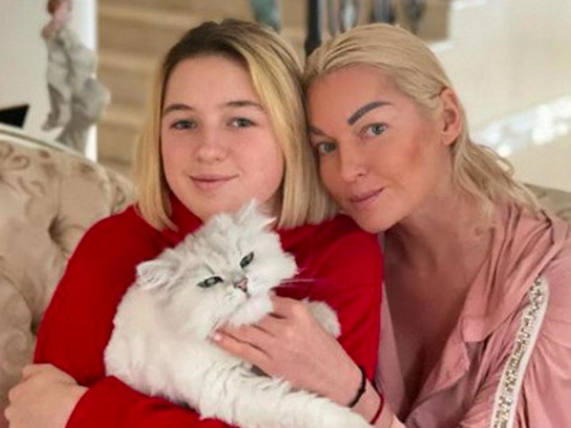 Волочкова выставила дочь из дома