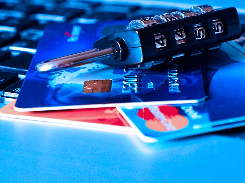 "Известия" сообщили о возможной массовой атаке хакеров на счета россиян в майские праздники