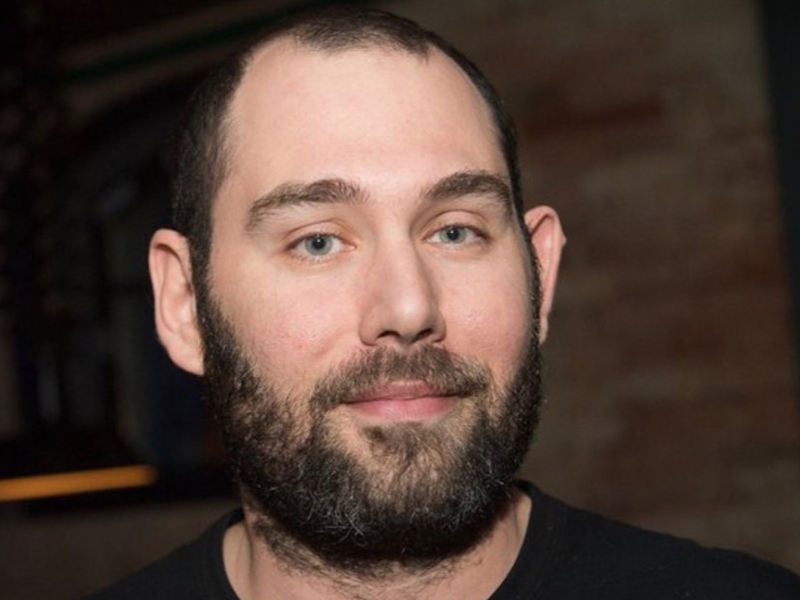 Посторонняя женщина залезла в трусы к Семену Слепакову