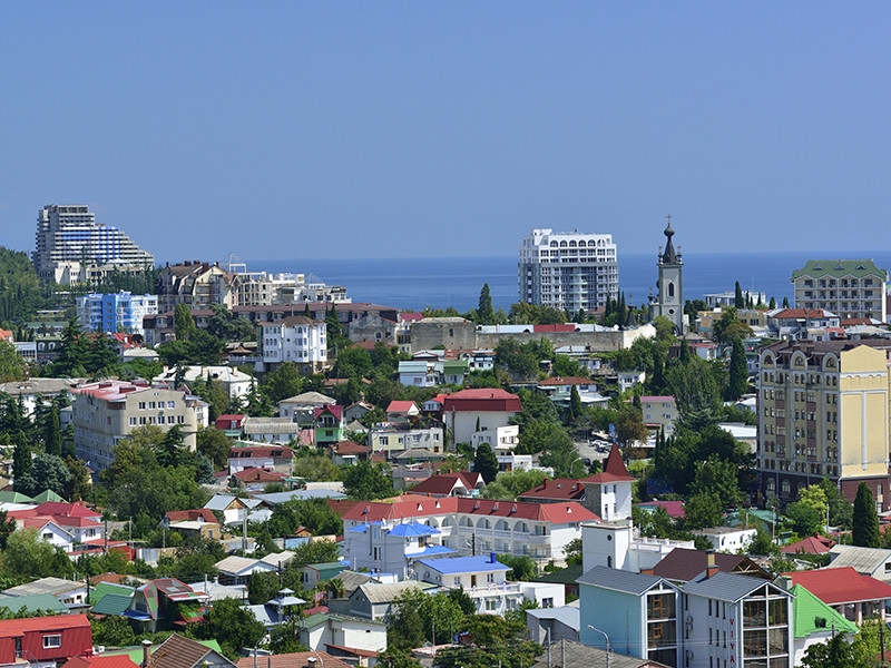 В Крыму объявили о нехватке воды в Алуште и ограничили ее подачу населению ради удобства туристов. Крымчане увидели в этом "геноцид"