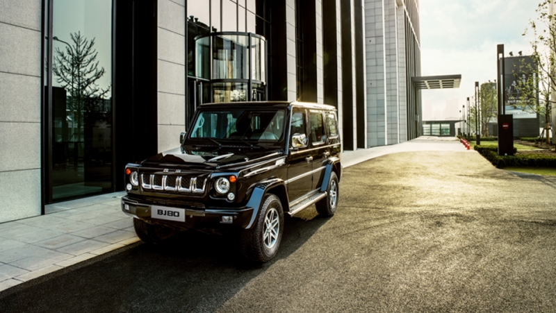 Итоги недели: дешевый "Гелик" из Китая оказался лучше оригинала, Toyota LC 300 готов к дебюту и что делать, если заблокировали на парковке?