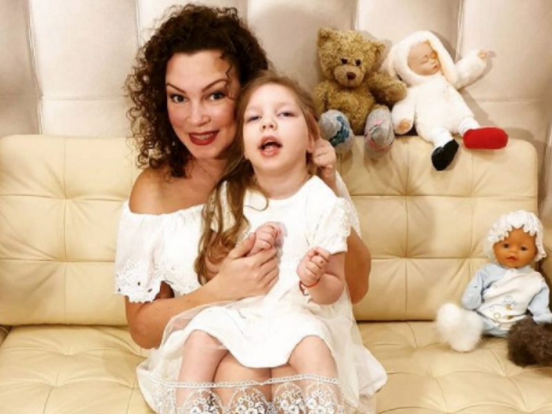 Народ молится за попавшую в реанимацию неизлечимо больную дочь певца Данко