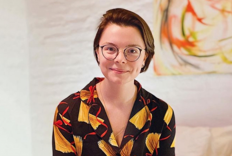 «Сплошное сердце»: молодая жена Петросяна прогулялась в романтическом костюме