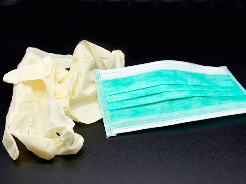 Столичные власти не планируют отменять требование носить перчатки в общественных местах