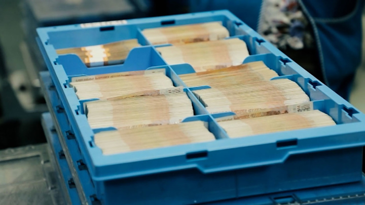 Сторублевка с рельефом: ЦБ раскрыл дизайн новых банкнот