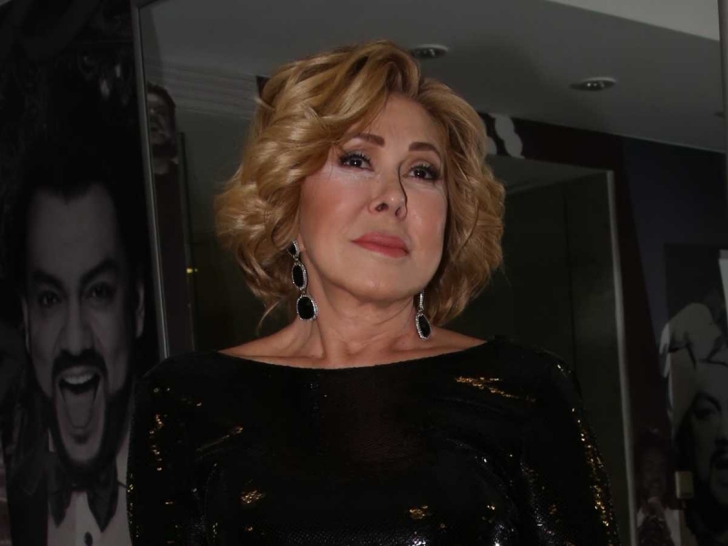 67-летнюю Любовь Успенскую засняли в обнимку с очень молодым мальчиком из Харькова