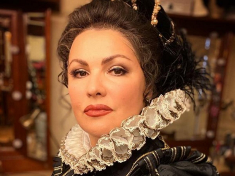 Ковбойка-невеста: Анна Нетребко в белом пышном платье с гигантским разрезом произвела фурор