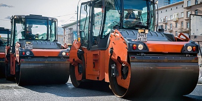 Почти две с половиной тысячи человек меняют асфальт на Тверской улице столицы 