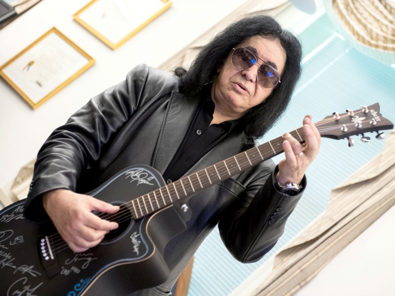 Прощальный поцелуй фронтмена Kiss Джина Симмонса