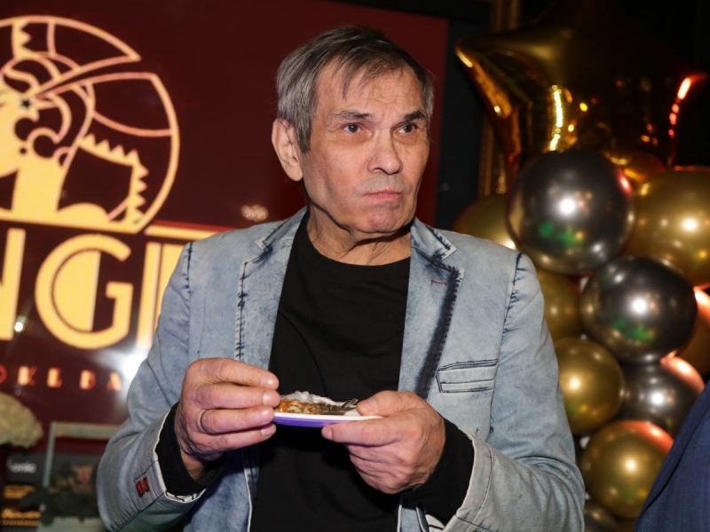 «Разрезали спину»: сын сообщил о новой операции Бари Алибасова