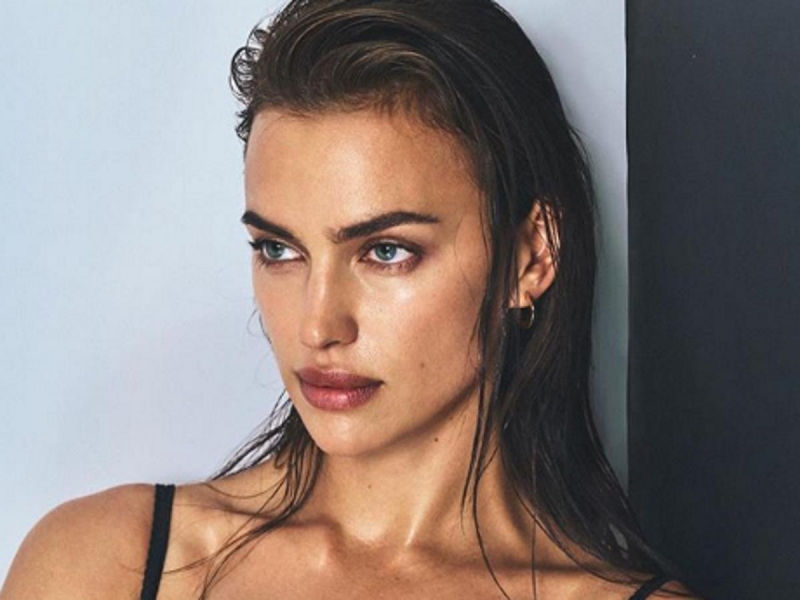 «Слишком горячо»: Ирина Шейк прогулялась по пляжу без белья