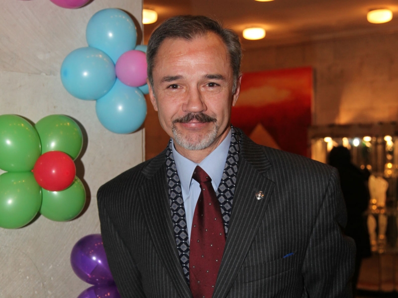 Сын забрал деньги, а жена не пускает друзей: что происходит с тяжело больным актером Леоновым-Гладышевым