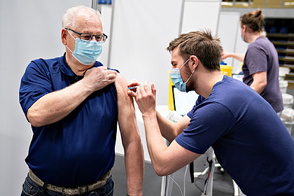 Названы главные отличия раннего COVID-19 от симптомов после прививки