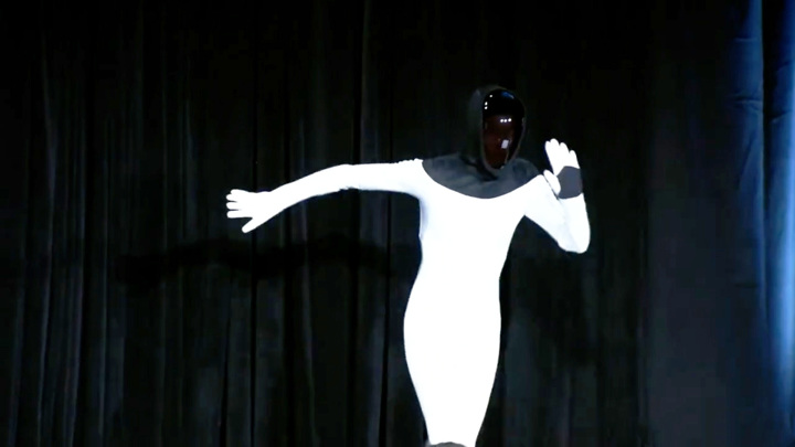 Робот-гуманоид поднимает Маска на вершину самых богатых