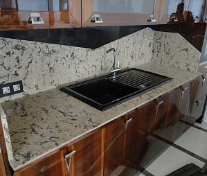 Кухонные столы из агломерата: преимущества, виды и использование в интерьере