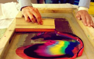 Шелкотрафаретная печать: особенности метода, кому подойдет