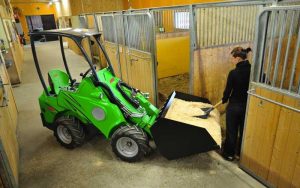 Мини-погрузчики с бортовым поворотом: область применения, правила выбора