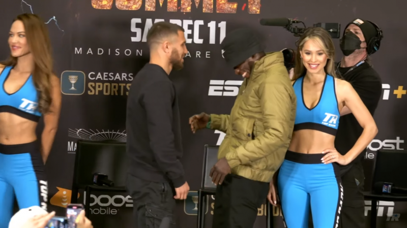 Стало известно, что сказал Ломаченко во время дуэли взглядов с Комми. Видео