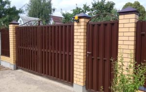 Деревянные откатные ворота: преимущества, особенности механизма