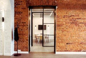 Раздвижные межкомнатные двери в стиле лофт: деталь, которая украсит интерьер