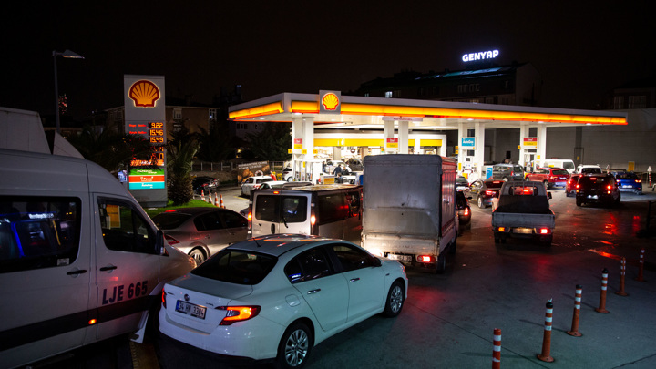 Топливо в Турции подорожало за день на 10%, на АЗС километровые очереди